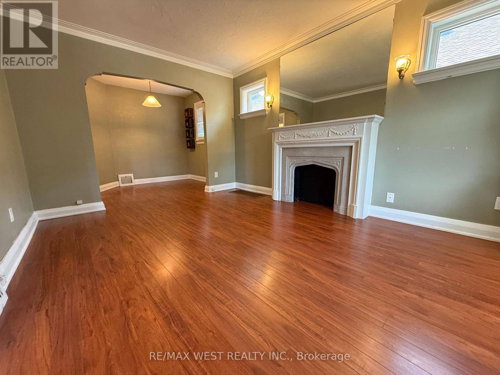 Toronto (danforth Village-east York), ON M4C2H3,27 FRATER AVENUE