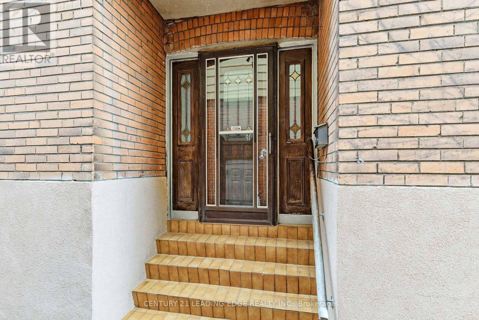 Toronto (east End-danforth), ON M4C4V2,34 CHISHOLM AVENUE