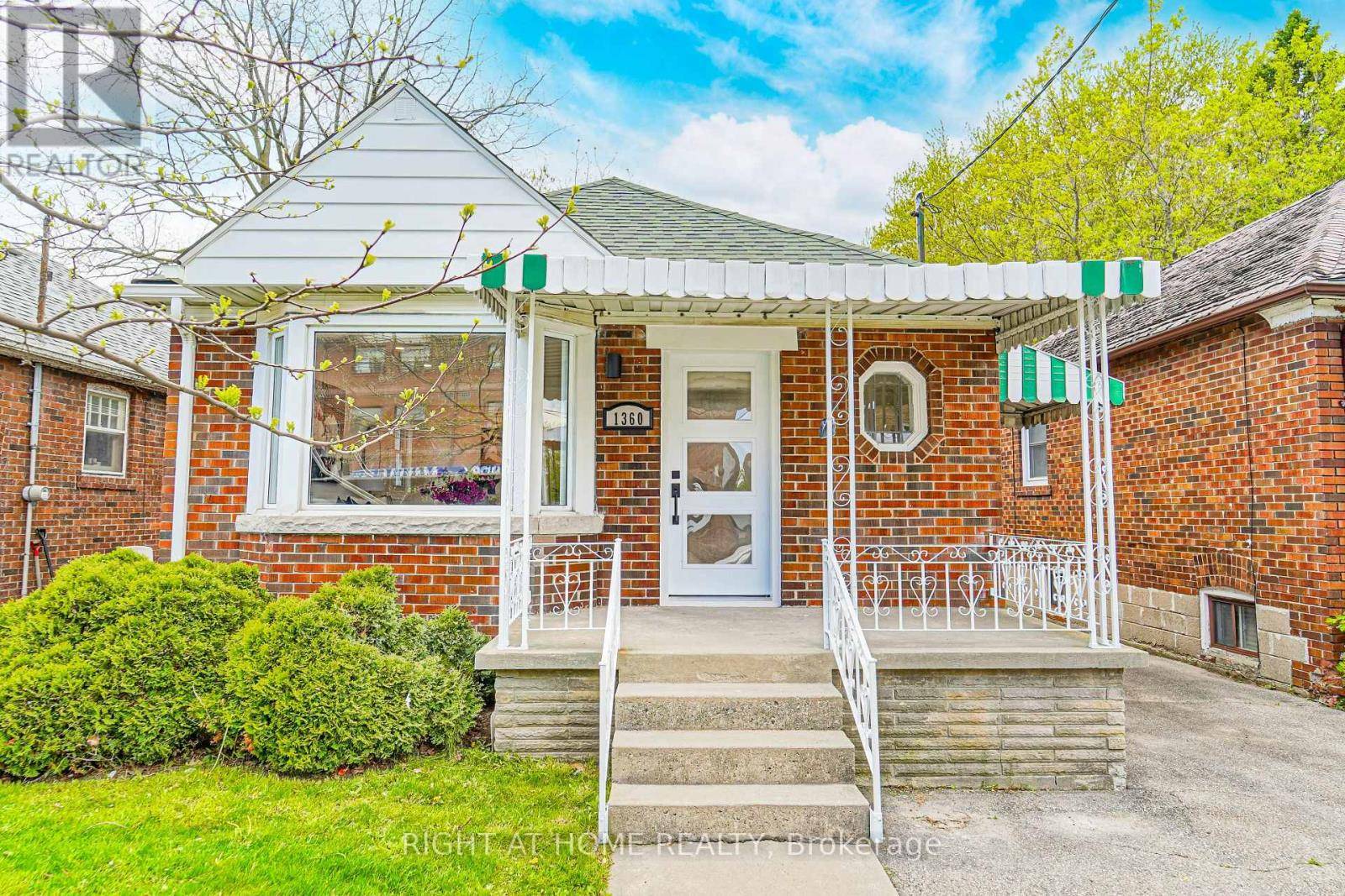 Toronto (east York), ON M4C4G5,1360 WOODBINE AVENUE