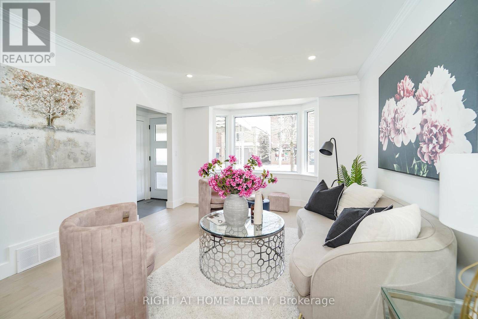 Toronto (east York), ON M4C4G5,1360 WOODBINE AVENUE