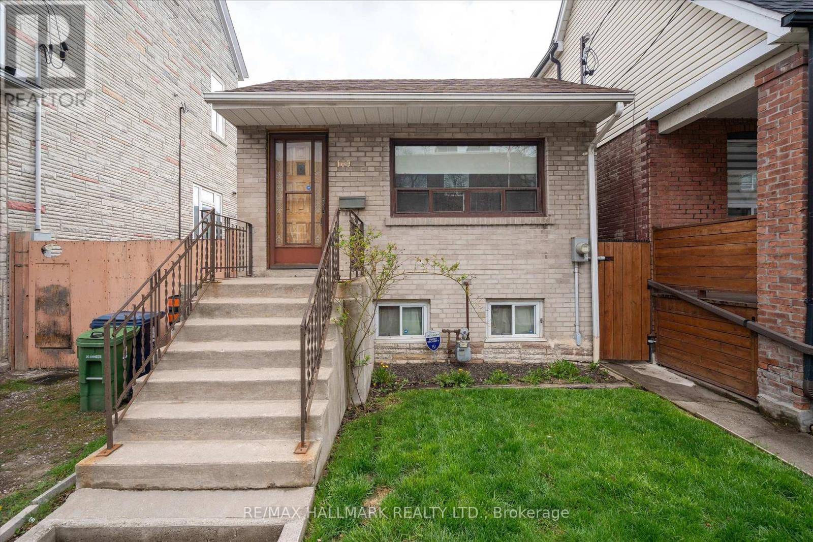 Toronto (south Riverdale), ON M4M2R8,169 CARLAW AVENUE