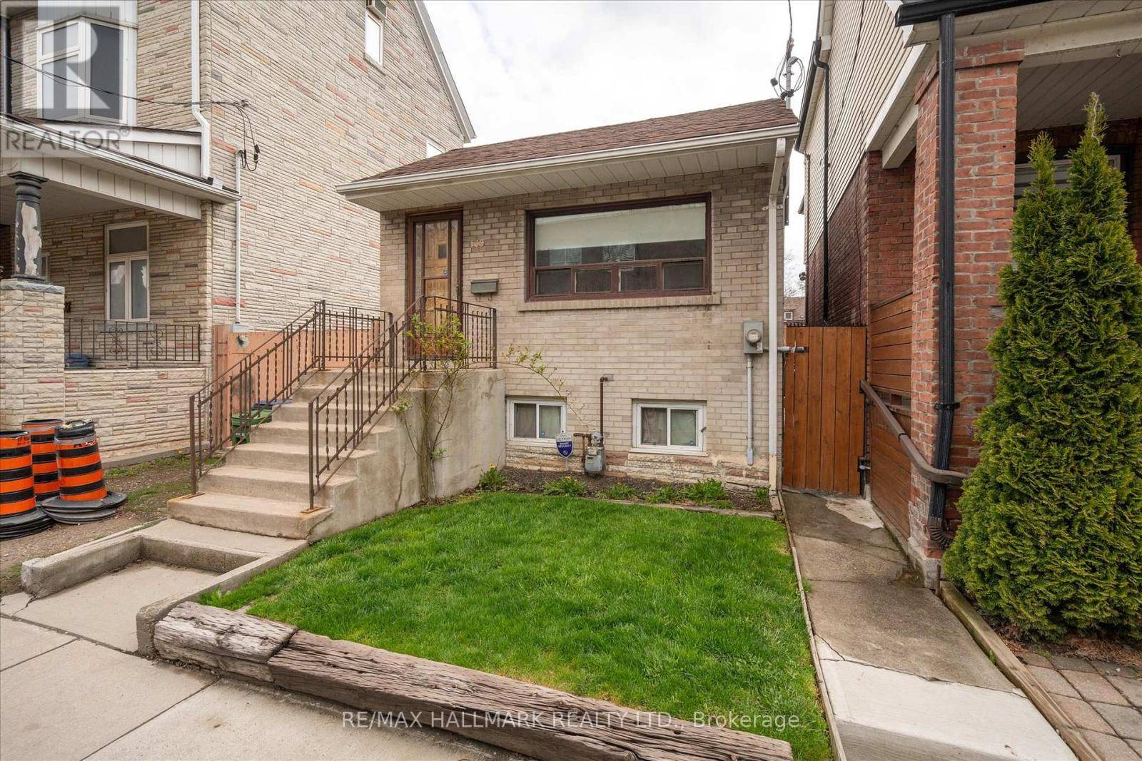 Toronto (south Riverdale), ON M4M2R8,169 CARLAW AVENUE