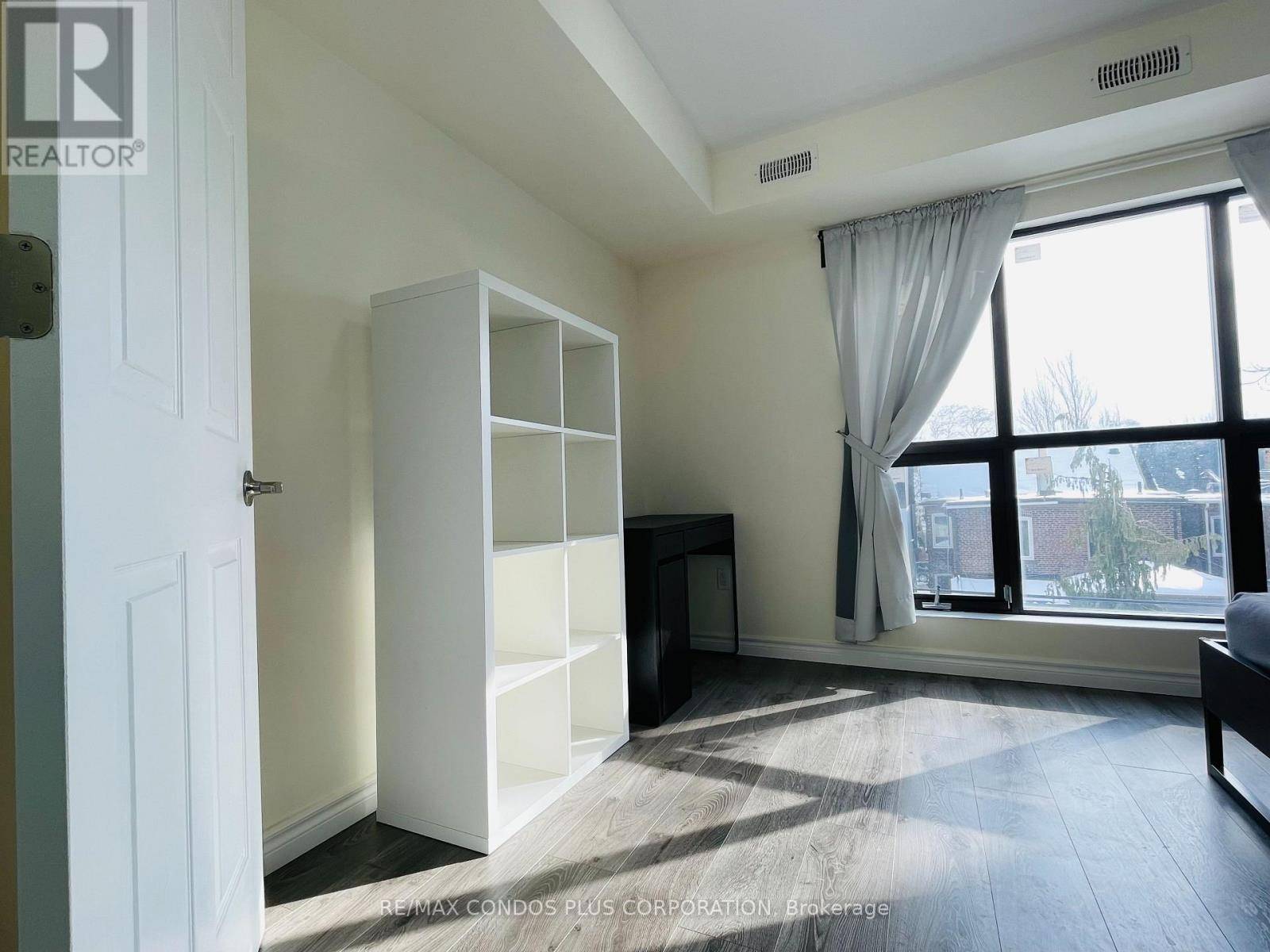 Toronto (danforth), ON M4J1L2,721 Danforth AVE #3B