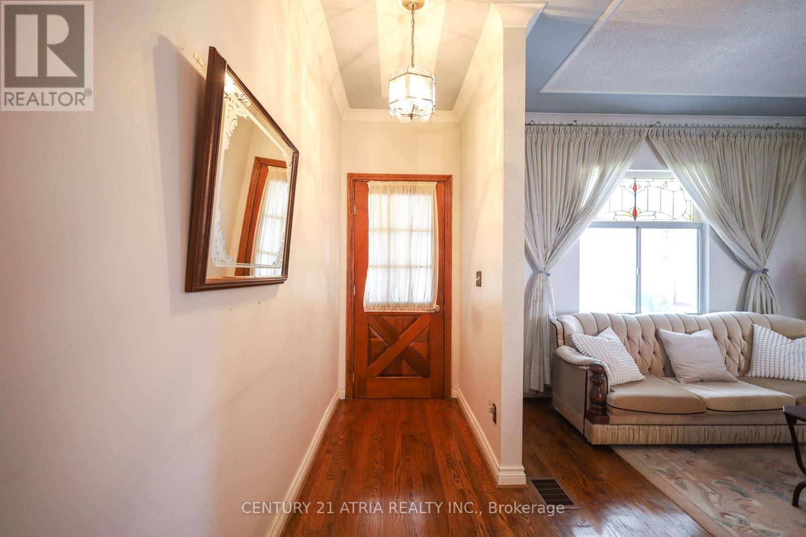 Toronto (danforth Village-east York), ON M4K3T7,869 PAPE AVENUE E