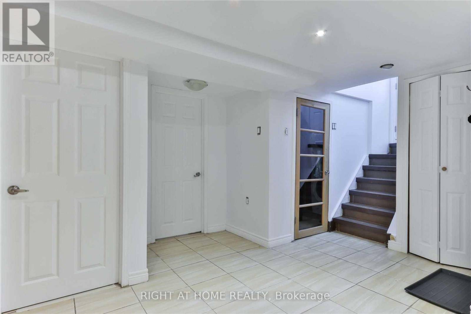 Toronto (wexford-maryvale), ON M1R3Y1,100 Ellington DR #Lower