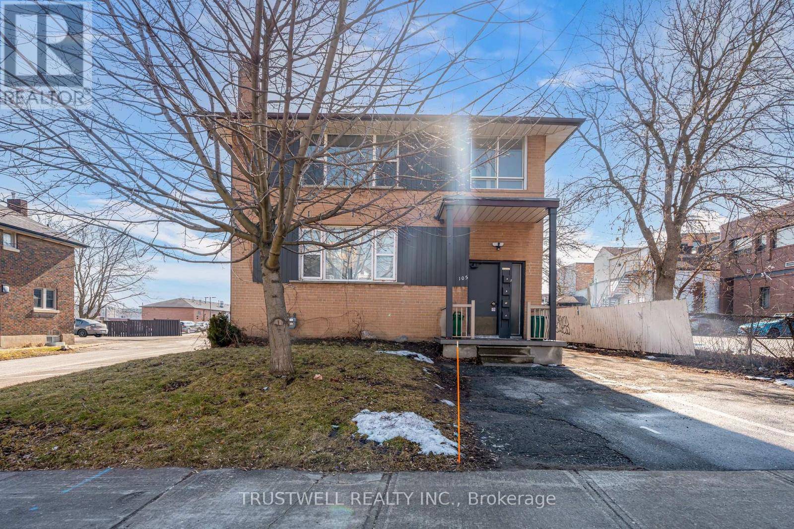 Whitby (downtown Whitby), ON L1N2P3,105 Mary ST East #2