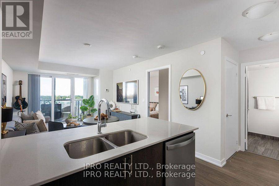 Toronto (east End-danforth), ON M4C0A6,8 Trent AVE #1017