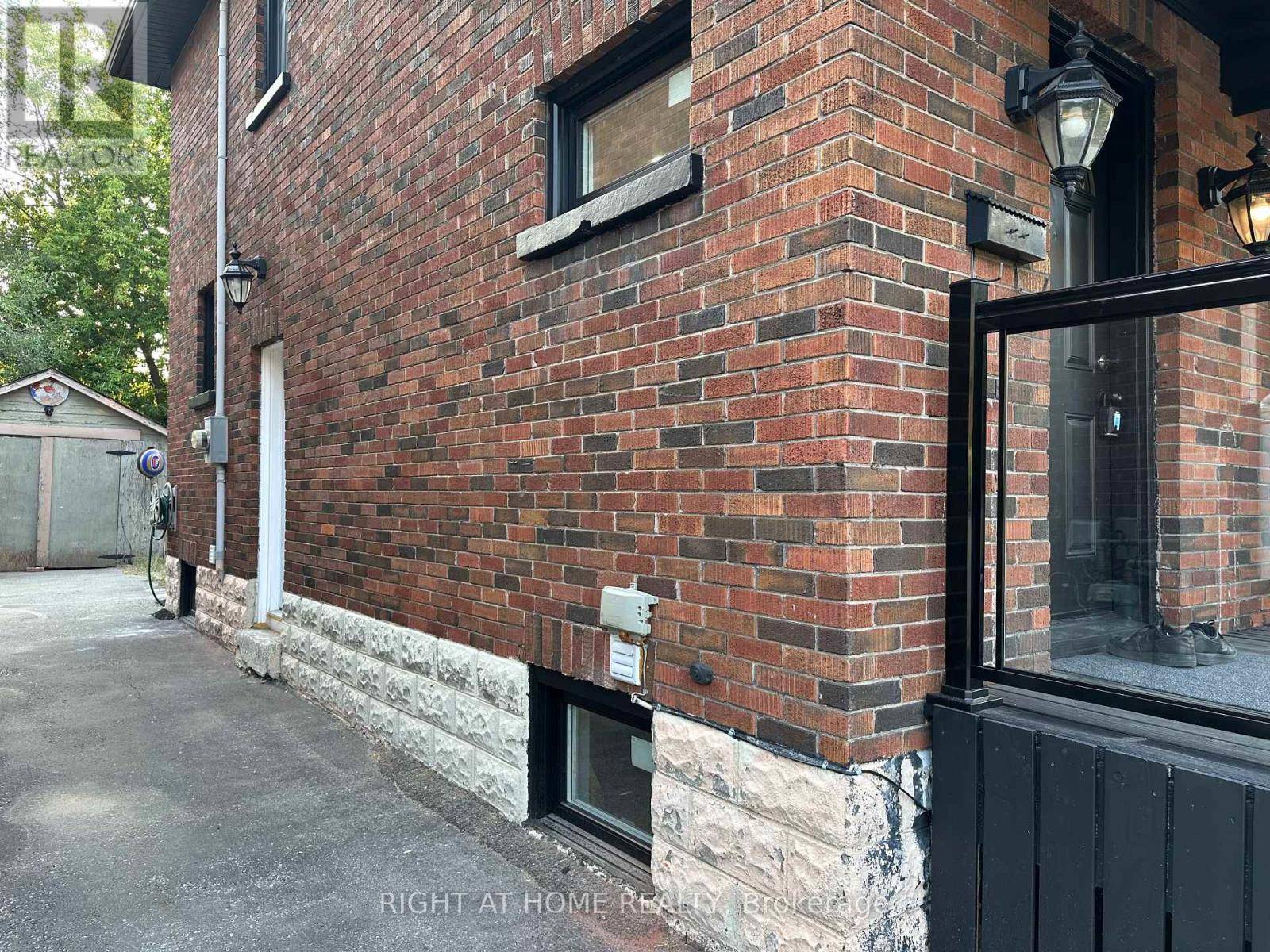 Oshawa (o'neill), ON L1G4Z4,210 DEARBORN AVENUE