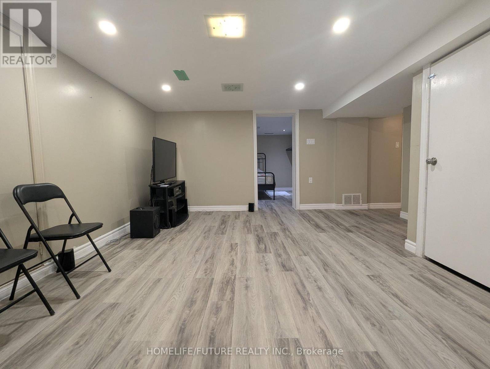 Toronto (scarborough Village), ON M1M3R6,14 LAWNDALE ROAD