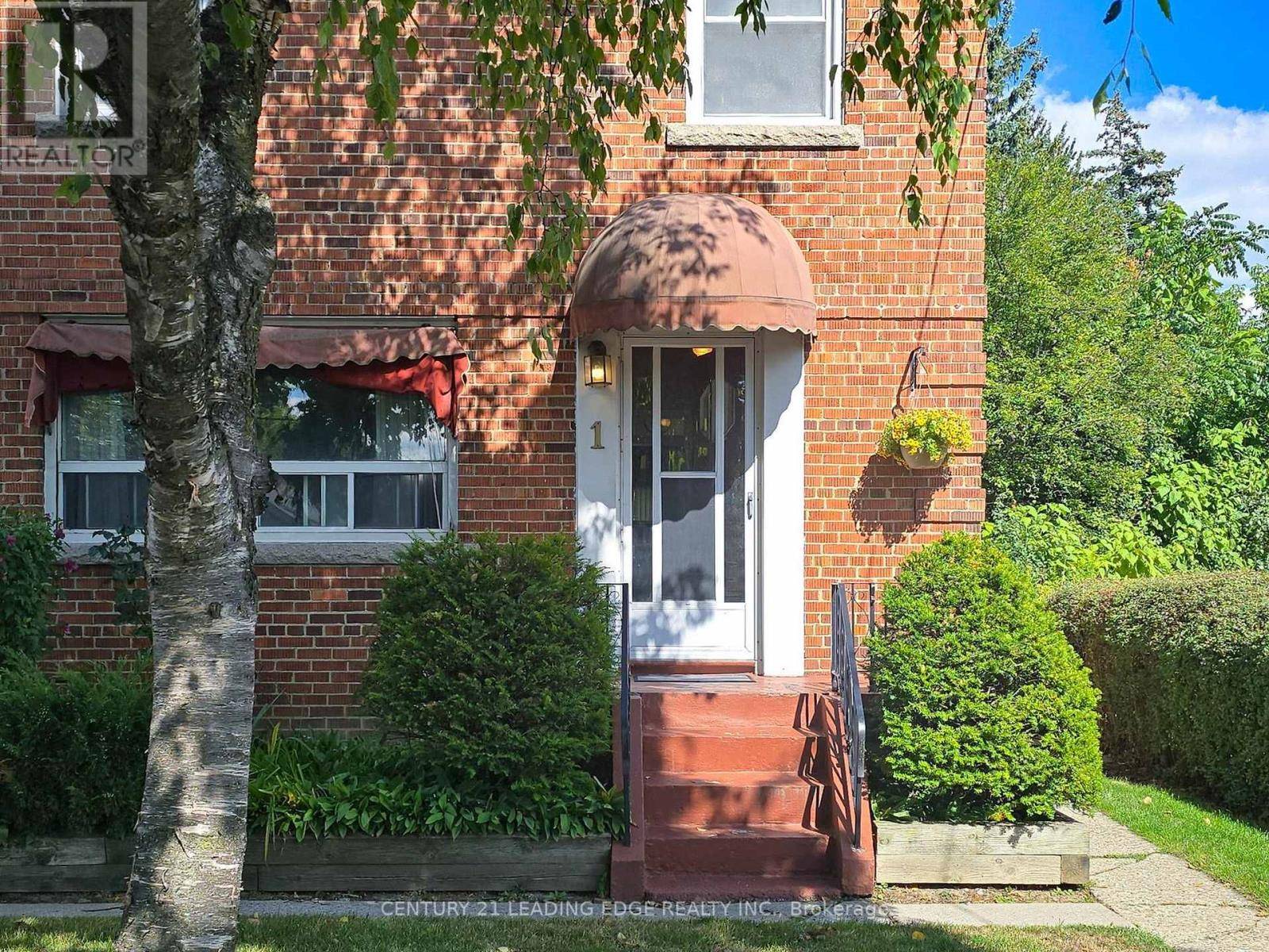 Toronto (clairlea-birchmount), ON M1L3S2,1 FAULKLAND ROAD