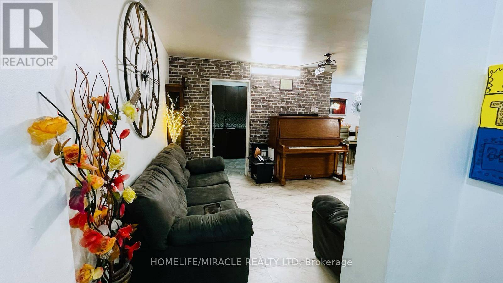 Toronto (crescent Town), ON M4C5L6,5 Massey SQ #1108