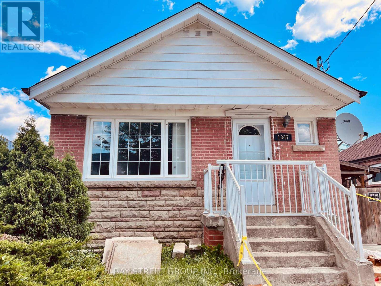 Toronto (clairlea-birchmount), ON M4B2L5,1347 Victoria Pk AVE #Main