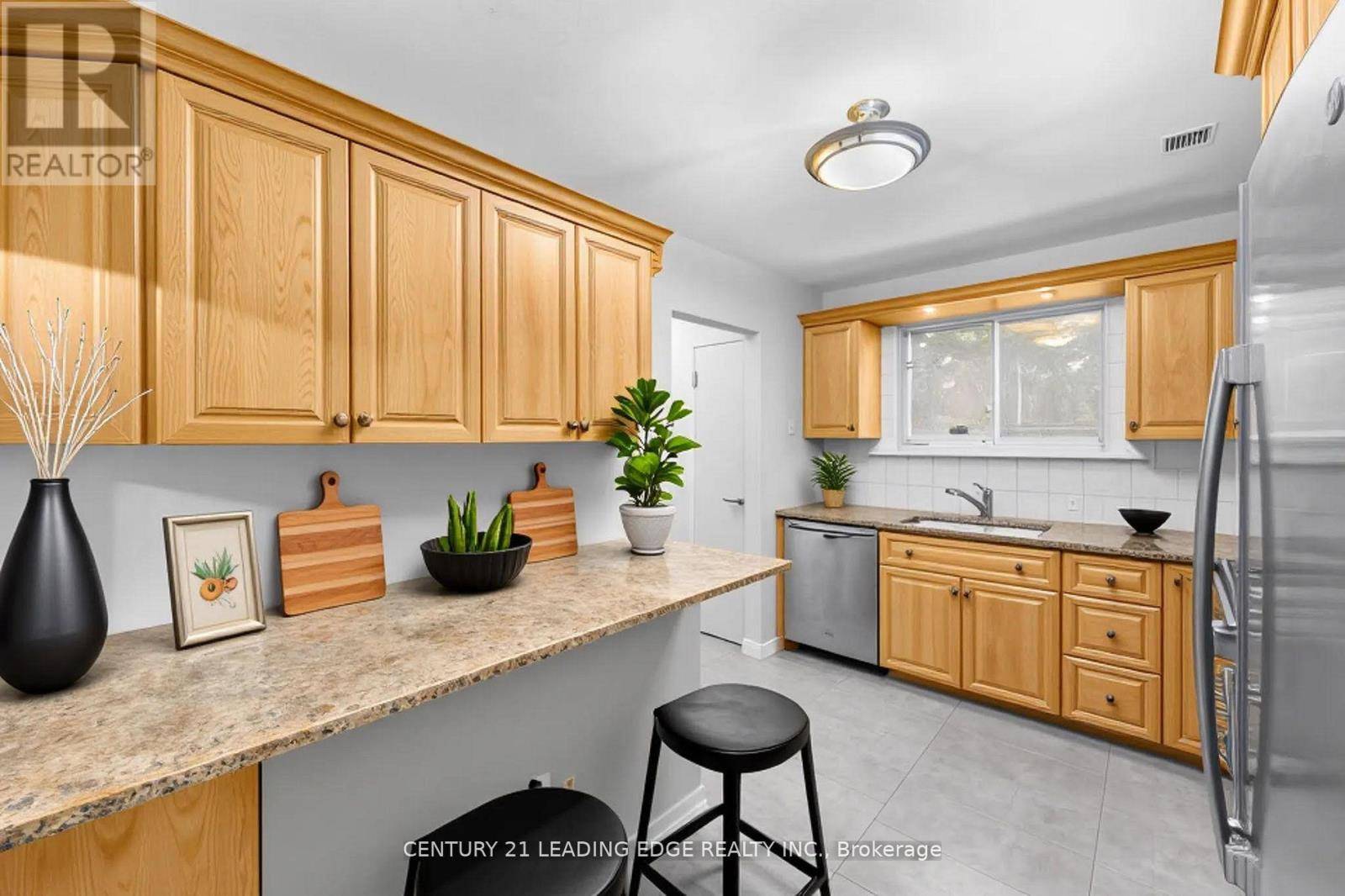 Oshawa (lakeview), ON L1J1G6,171 Phillip Murray AVE #Upper