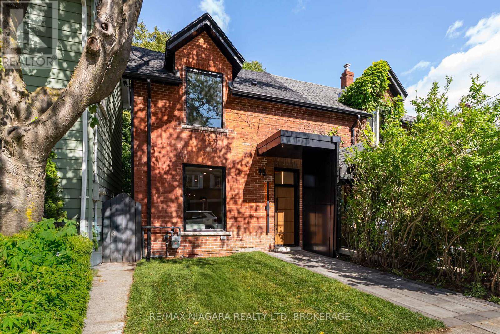 Toronto (east End-danforth), ON M4E2Z4,95 KIMBERLEY AVENUE