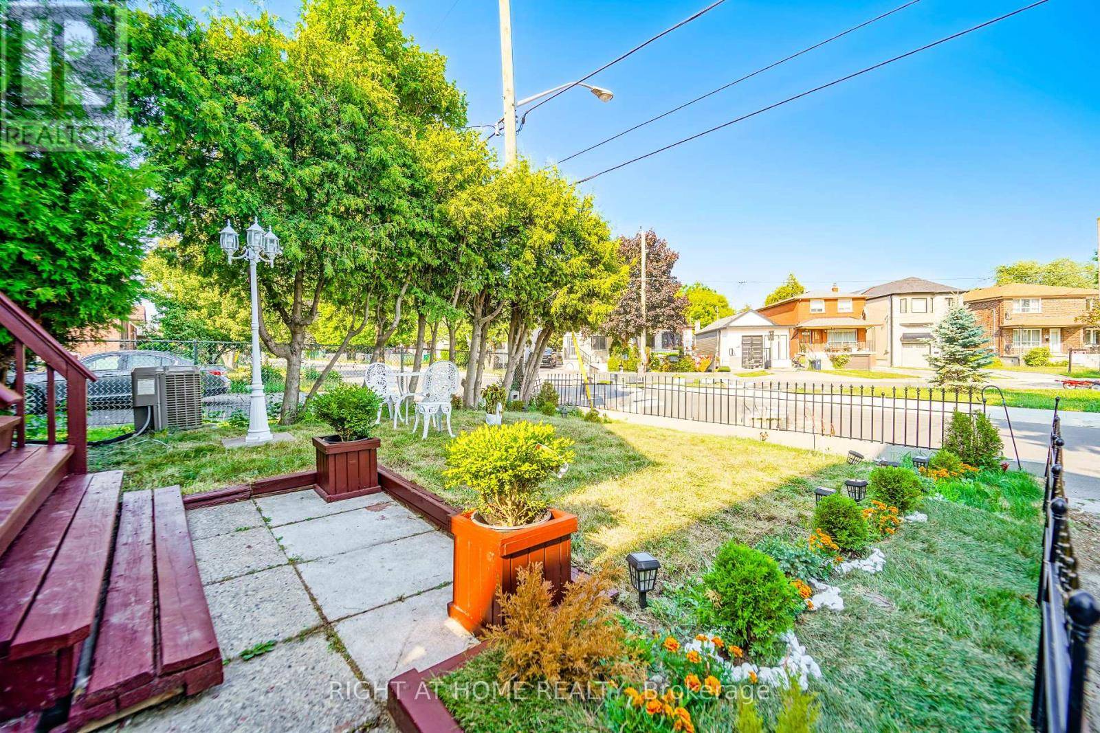 Toronto (birchcliffe-cliffside), ON M1N2J6,174 AYLESWORTH AVENUE