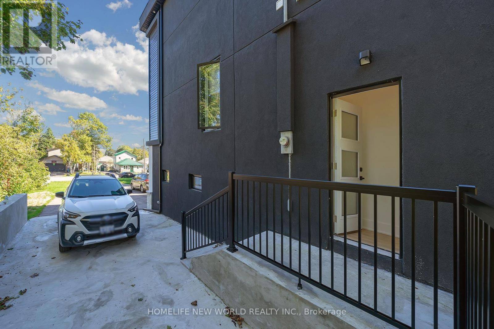 Pickering (west Shore), ON L1W2R7,696 HILLVIEW CRESCENT