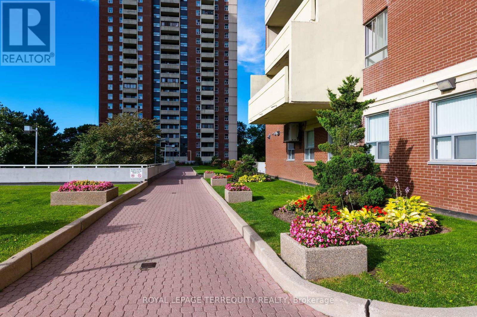 Toronto (crescent Town), ON M4C5L6,5 Massey SQ #2807