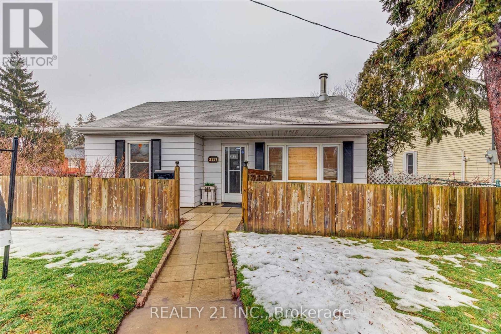 Toronto (clairlea-birchmount), ON M1L1T9,3117 ST CLAIR AVENUE E