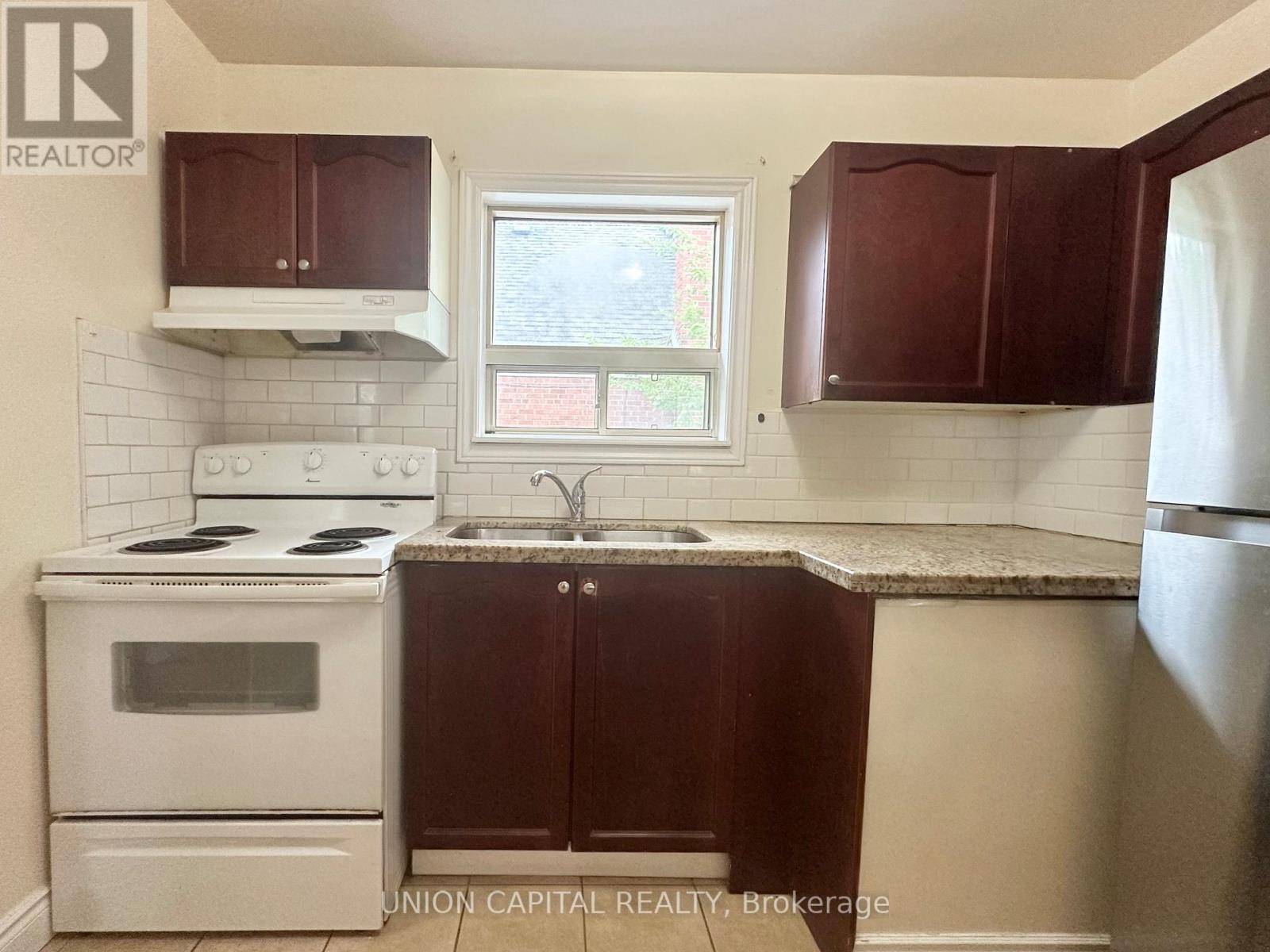 Toronto (dorset Park), ON M1P2K7,1048 Kennedy RD #Main Floor