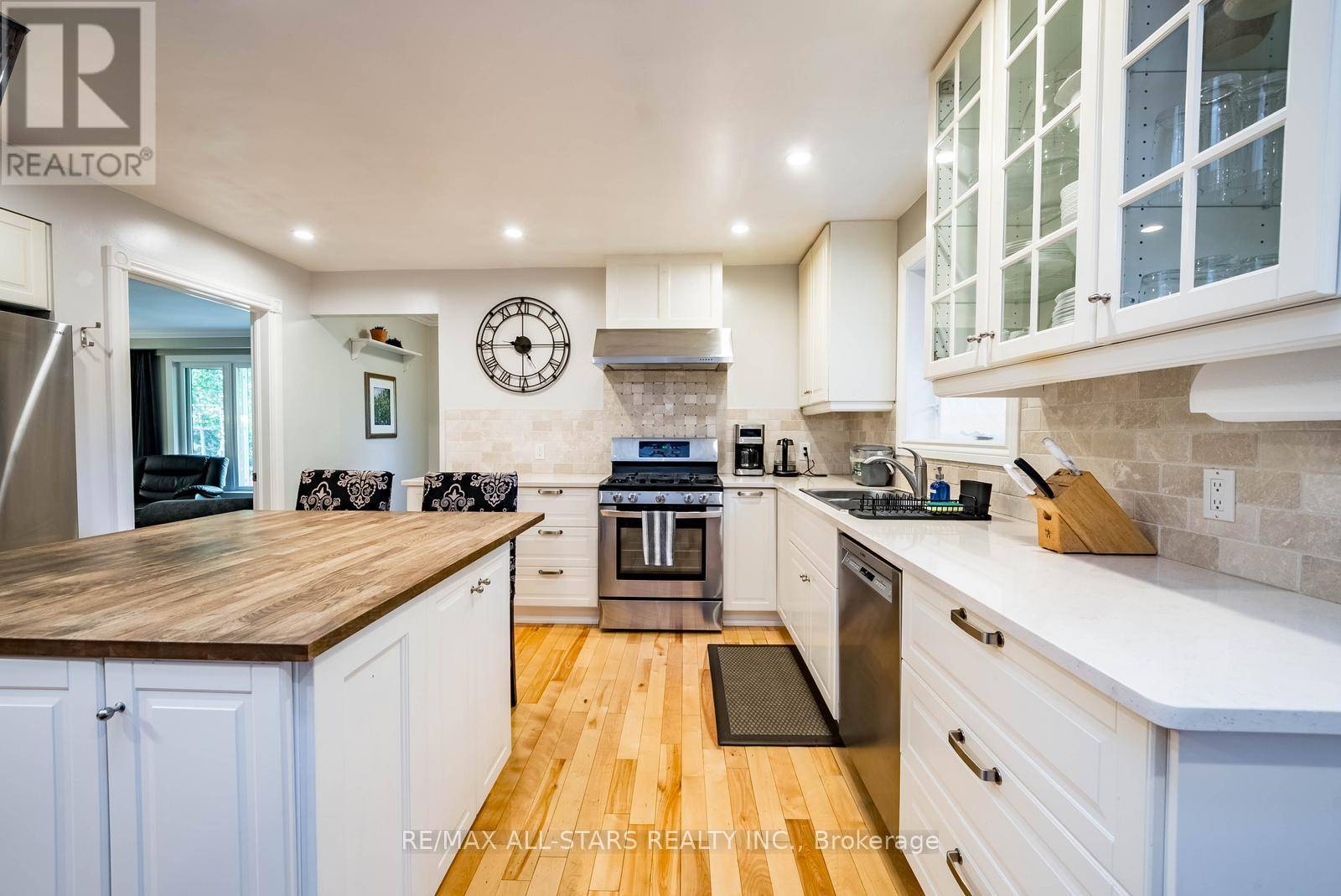 Toronto (cliffcrest), ON M1M2M6,55 LARWOOD BOULEVARD