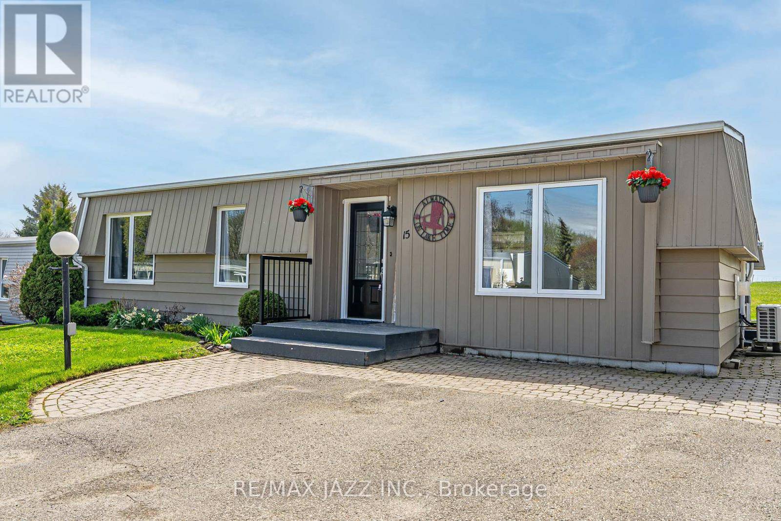 Clarington (bowmanville), ON L1B1A3,15 BLUFFS ROAD