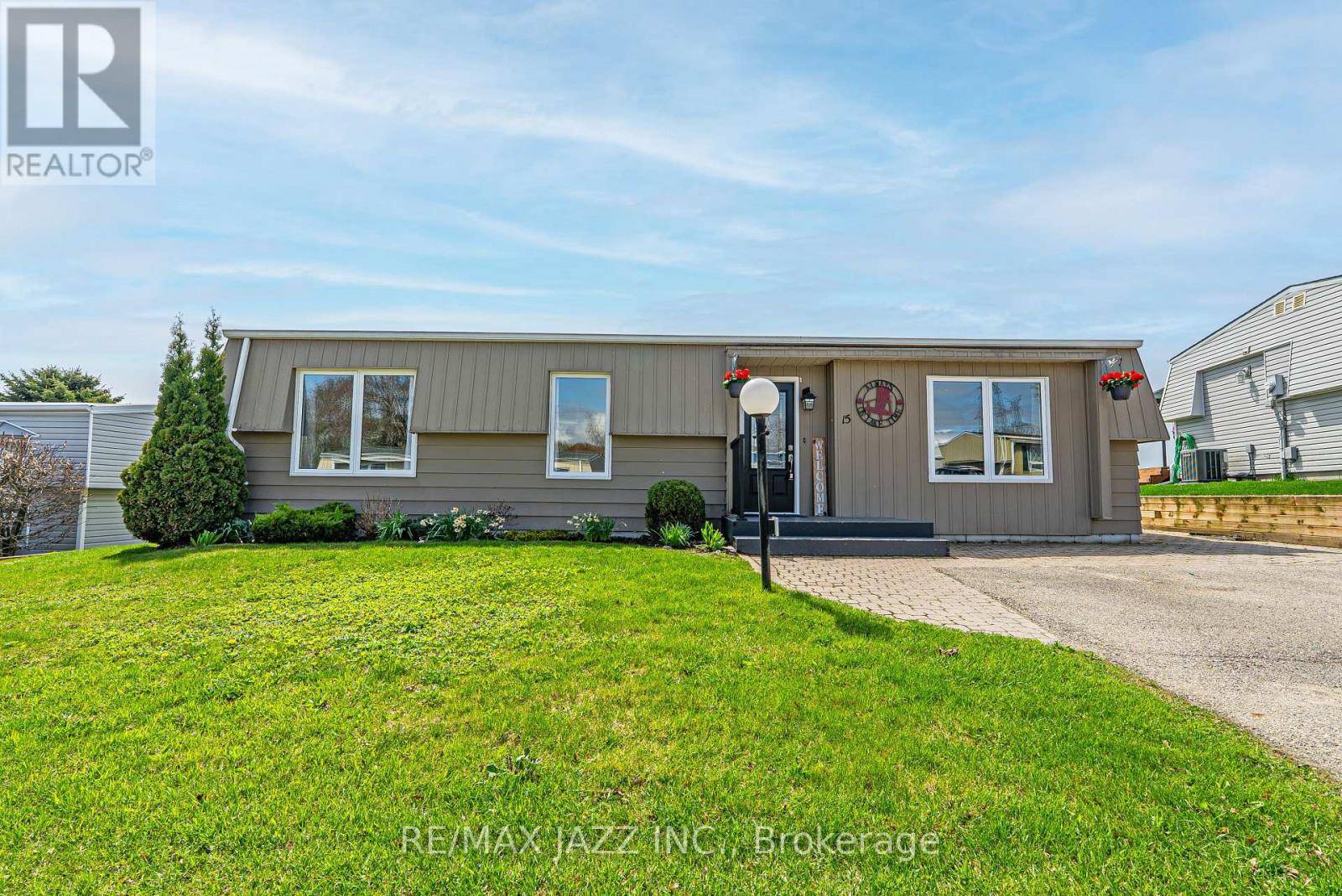 Clarington (bowmanville), ON L1B1A3,15 BLUFFS ROAD