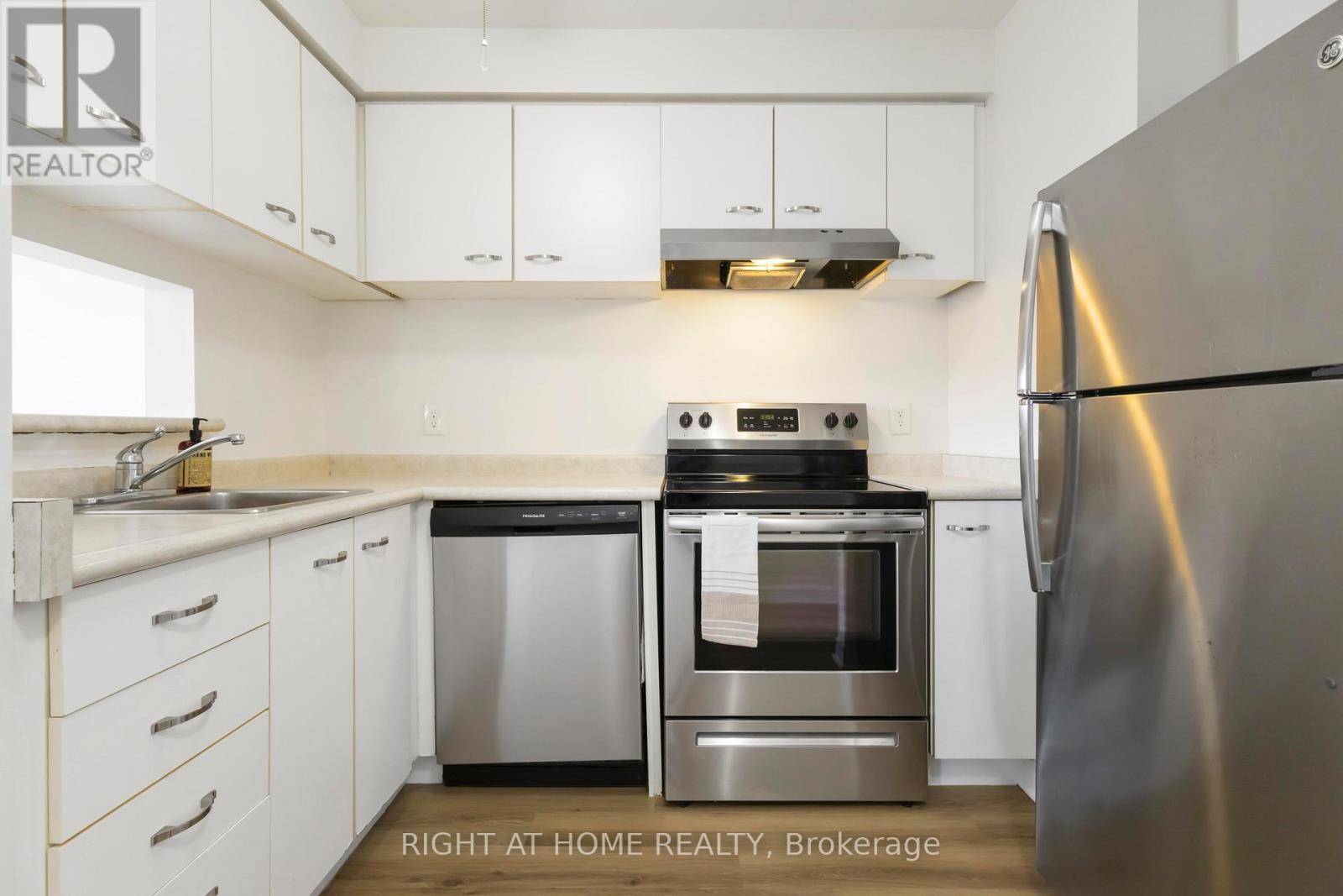 Ajax (south West), ON L1S7H7,195 Lake Driveway West #401