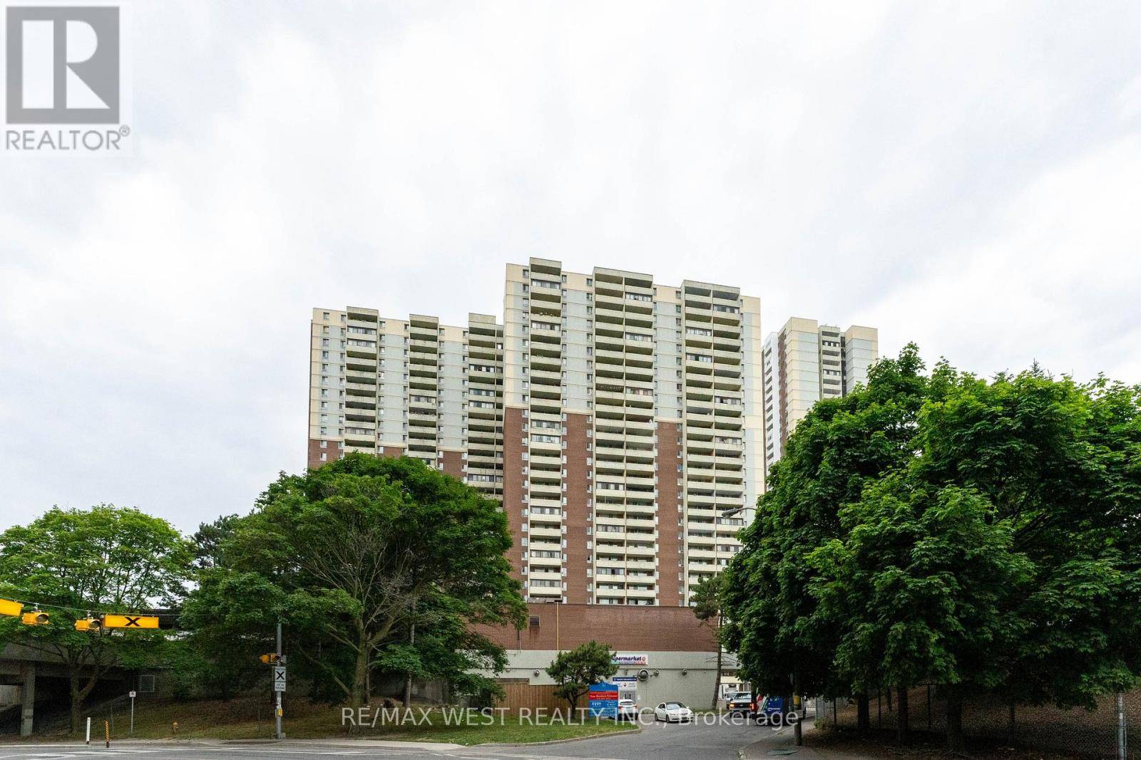 Toronto (crescent Town), ON M4C5L6,5 Massey SQ #PH5