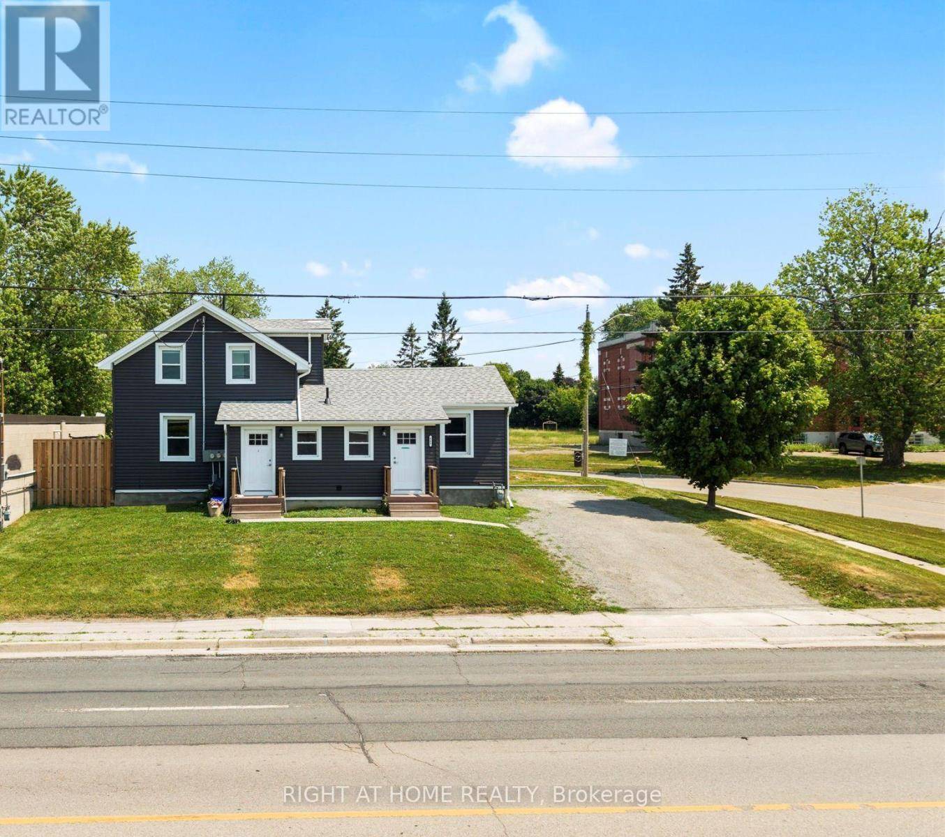 Oshawa (lakeview), ON L1H4K8,865 Simcoe ST South #Unit 2