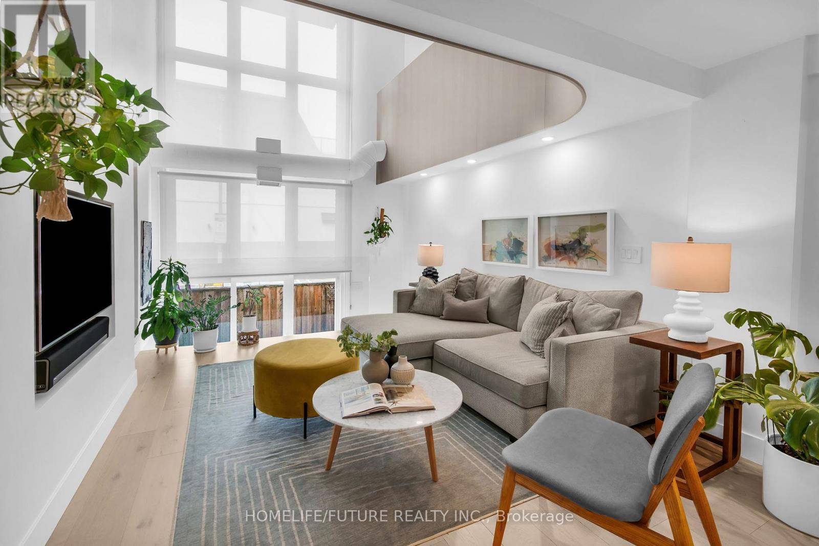 Toronto (north Riverdale), ON M4K3S5,660 Pape AVE #102