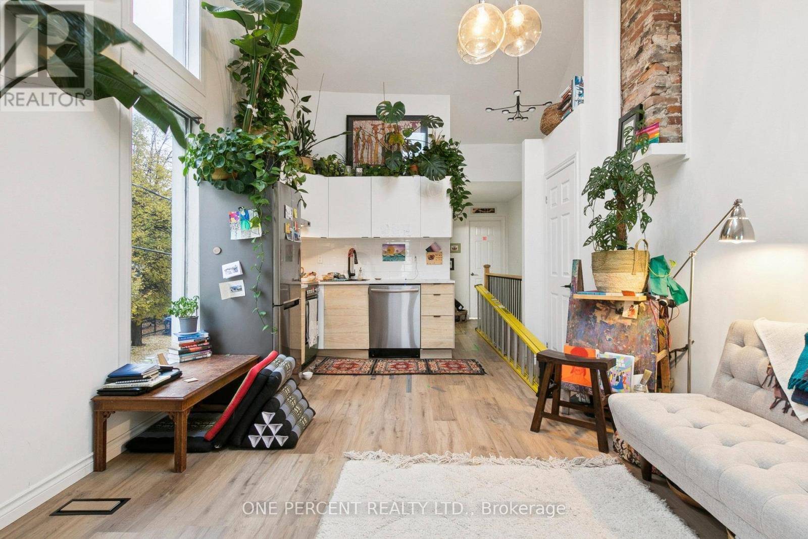 Toronto (south Riverdale), ON M4M2K5,119 DE GRASSI STREET