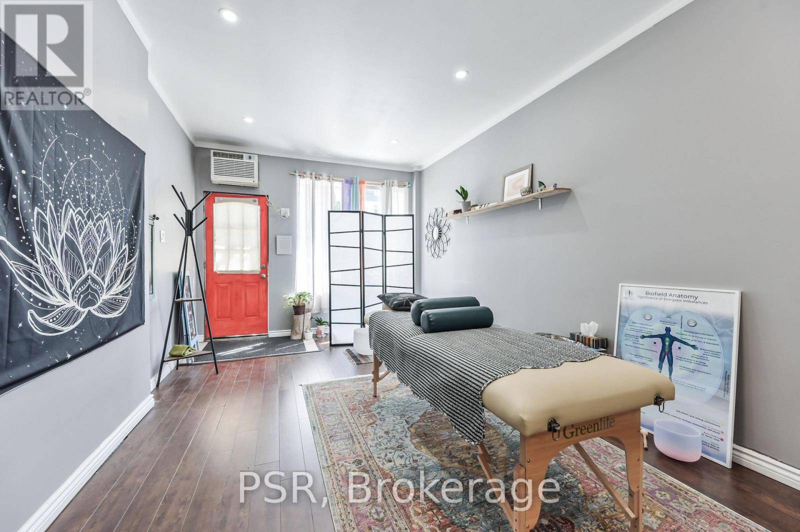 Toronto (north Riverdale), ON M4K3S3,640 PAPE AVENUE