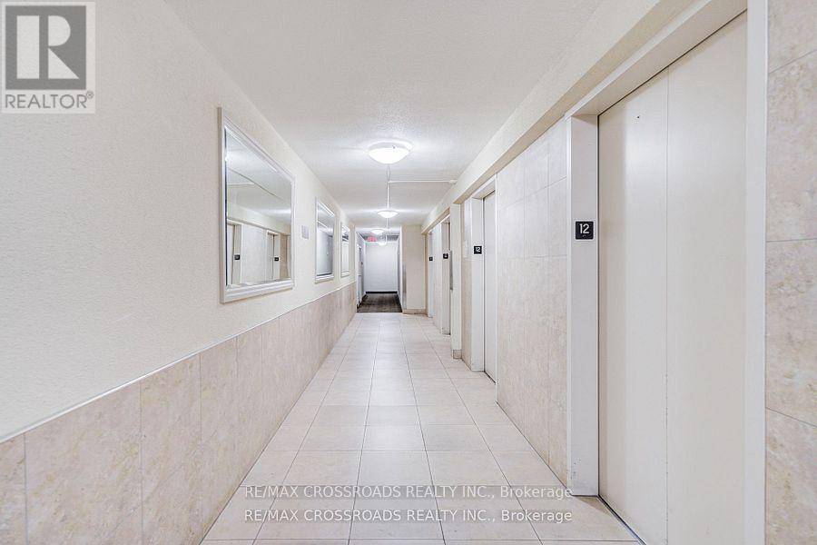 Toronto (crescent Town), ON M4C5L6,5 Massey SQ #1202