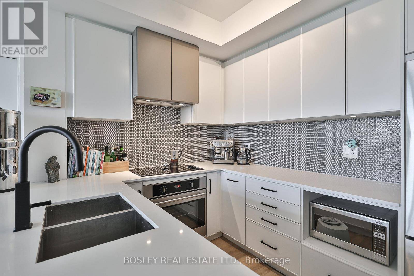 Toronto (south Riverdale), ON M4M0C8,899 Queen ST East #607