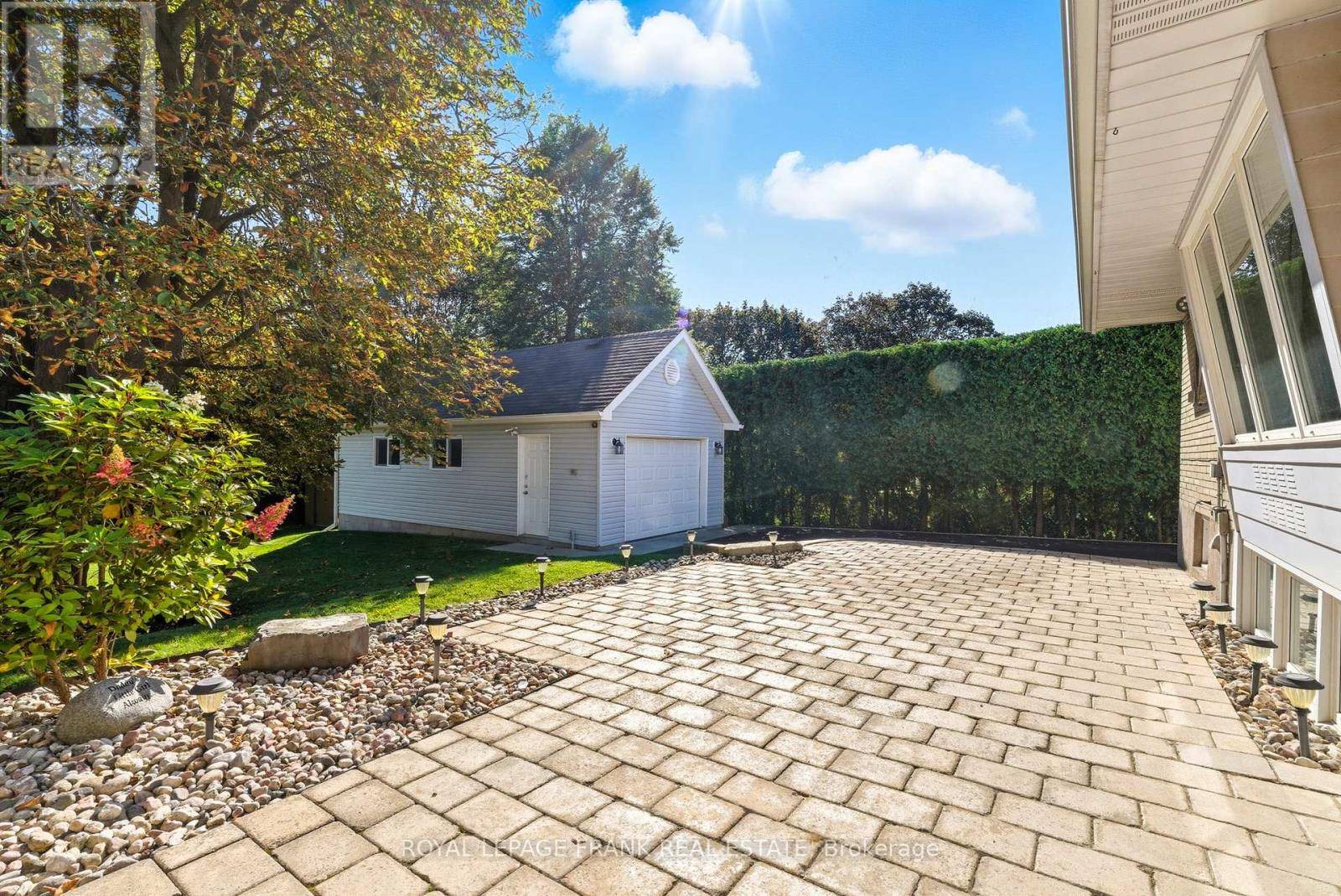 Oshawa (centennial), ON L1G3A3,131 JONES AVENUE