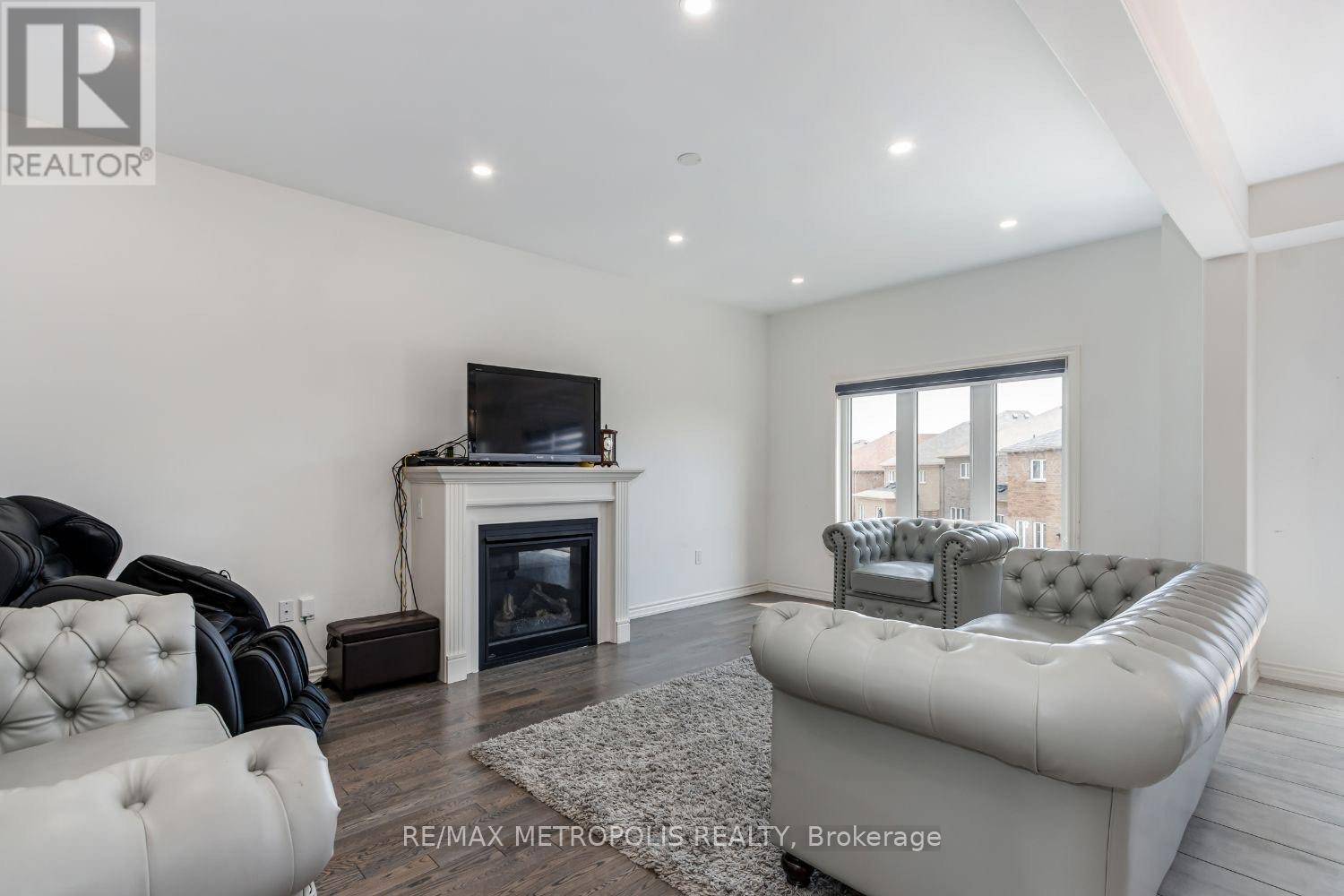 Clarington (bowmanville), ON L1C0V8,93 ELEPHANT HILL DRIVE