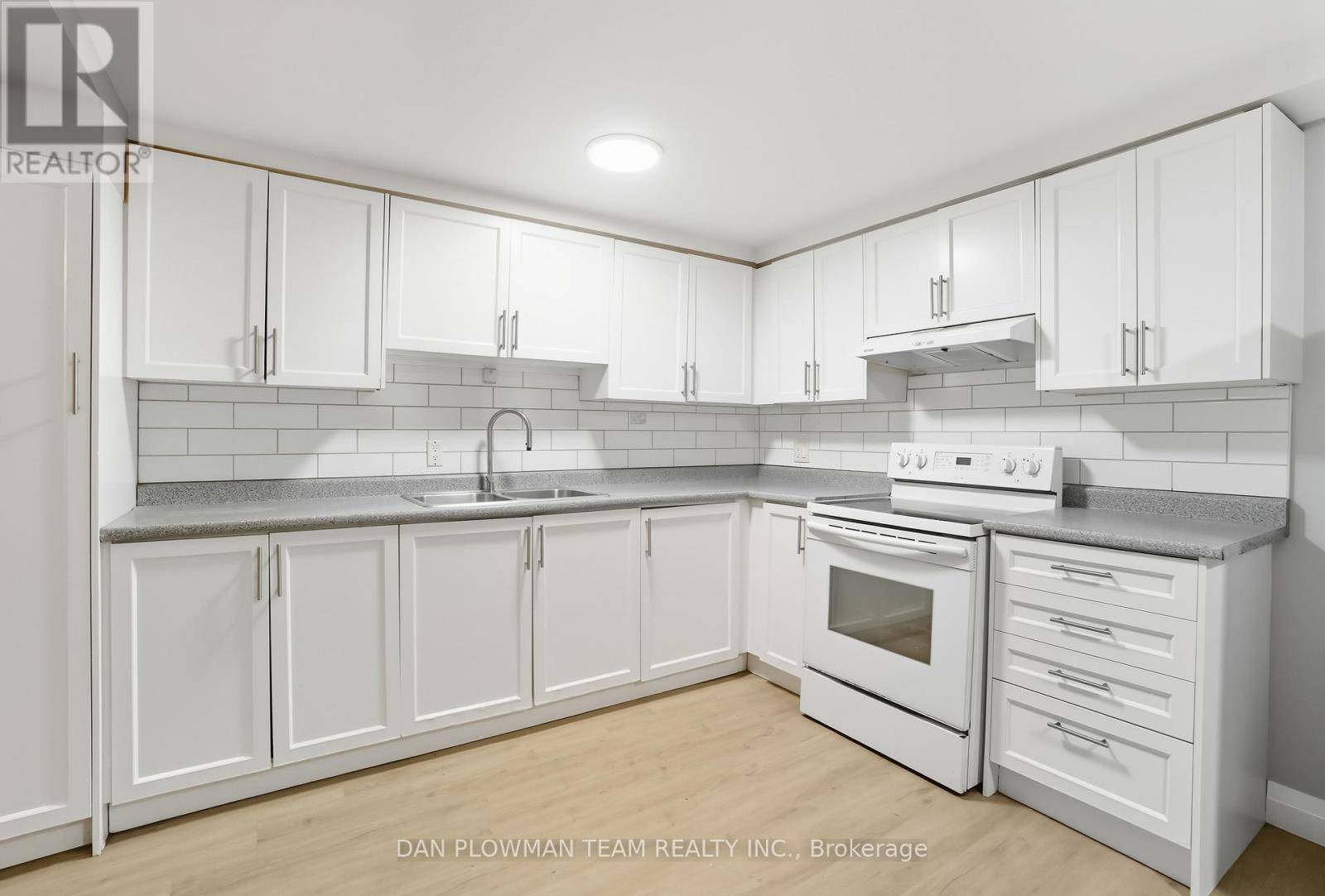 Oshawa (central), ON L1H4S6,476 ALBERT STREET