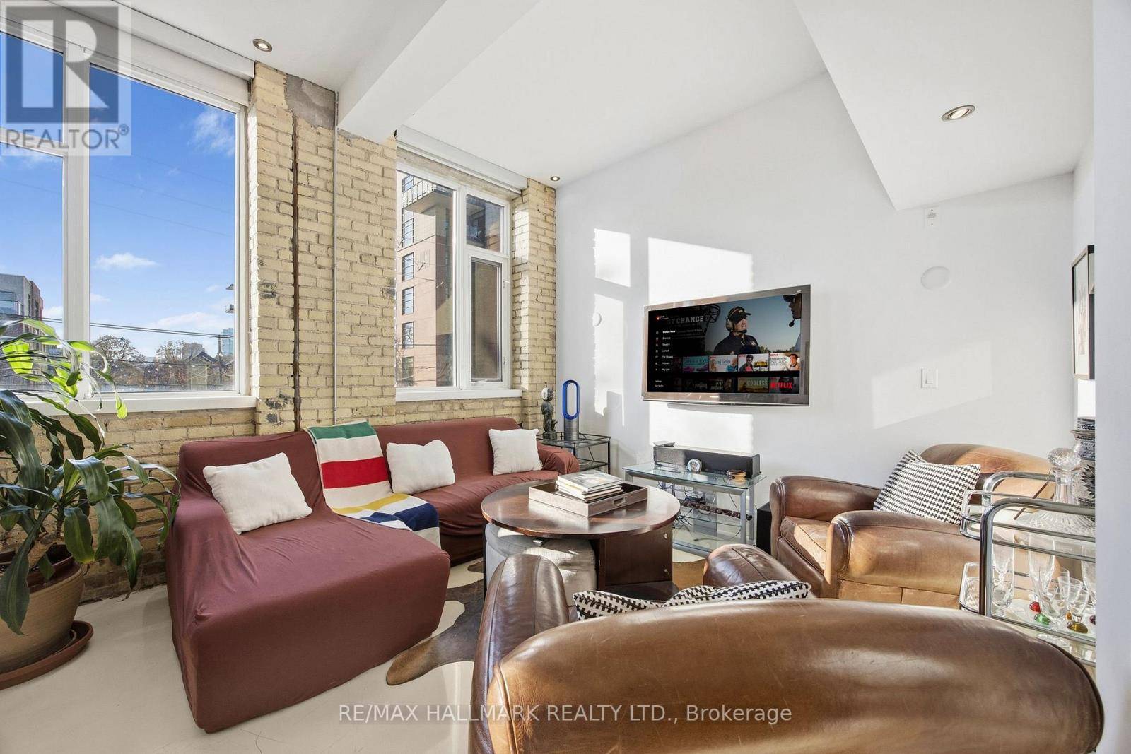 Toronto (south Riverdale), ON M4M2S3,201 Carlaw AVE #231