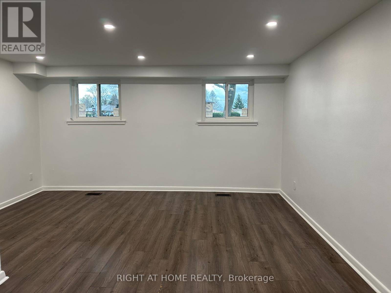 Oshawa (eastdale), ON L1G1W4,606 LANSDOWNE DRIVE