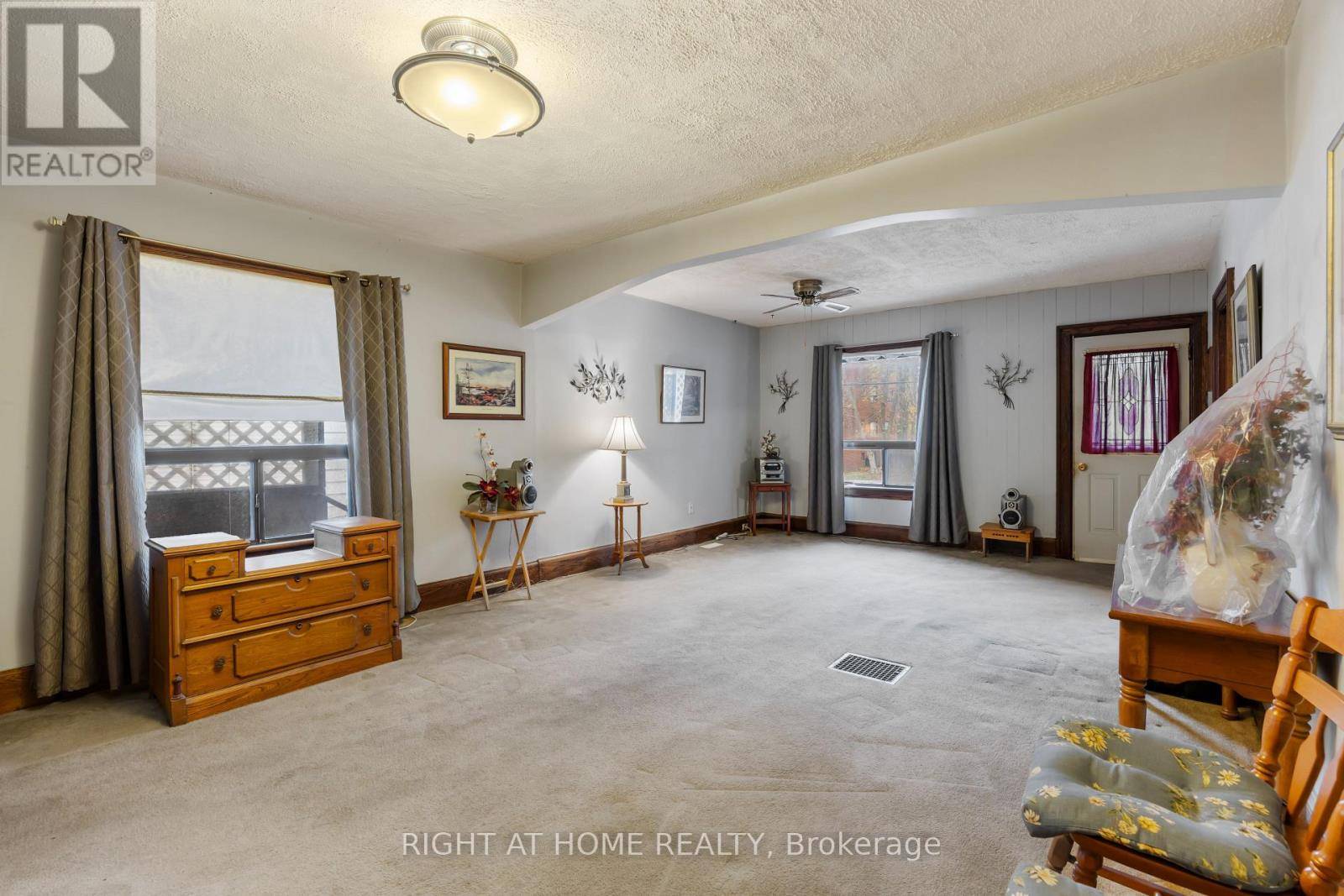 Oshawa (vanier), ON L1J4H1,157 PARK ROAD S