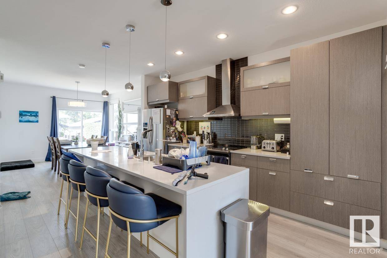 Edmonton, AB T5R1E4,8718 150 ST NW
