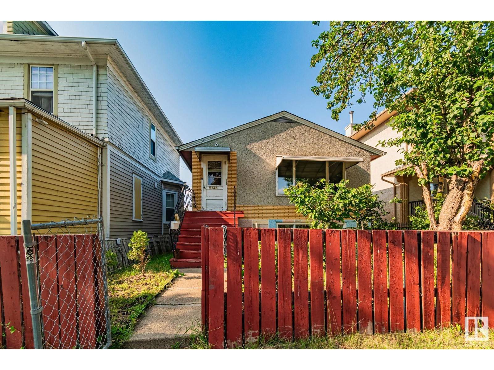 Edmonton, AB T5H1J9,9616 110A AV NW