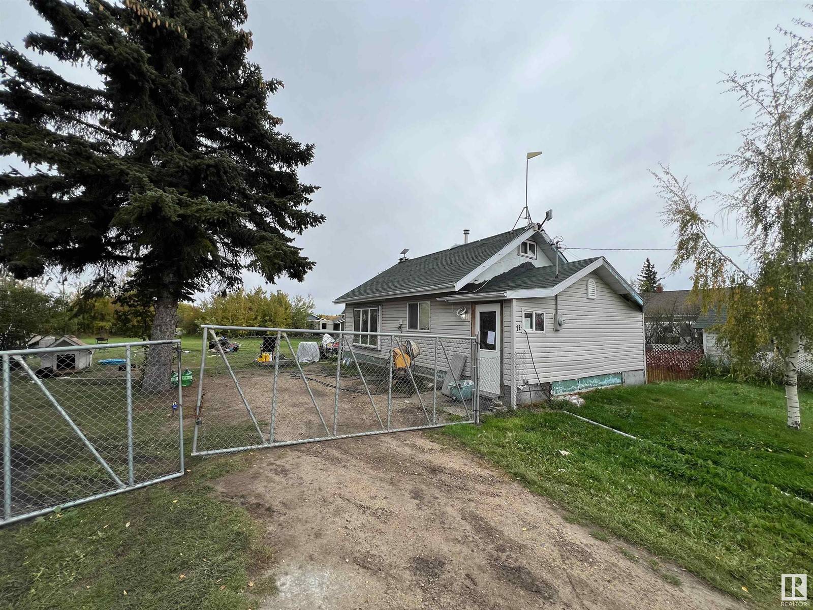 Round Hill, AB T0B3Z0,11 1 AV SW