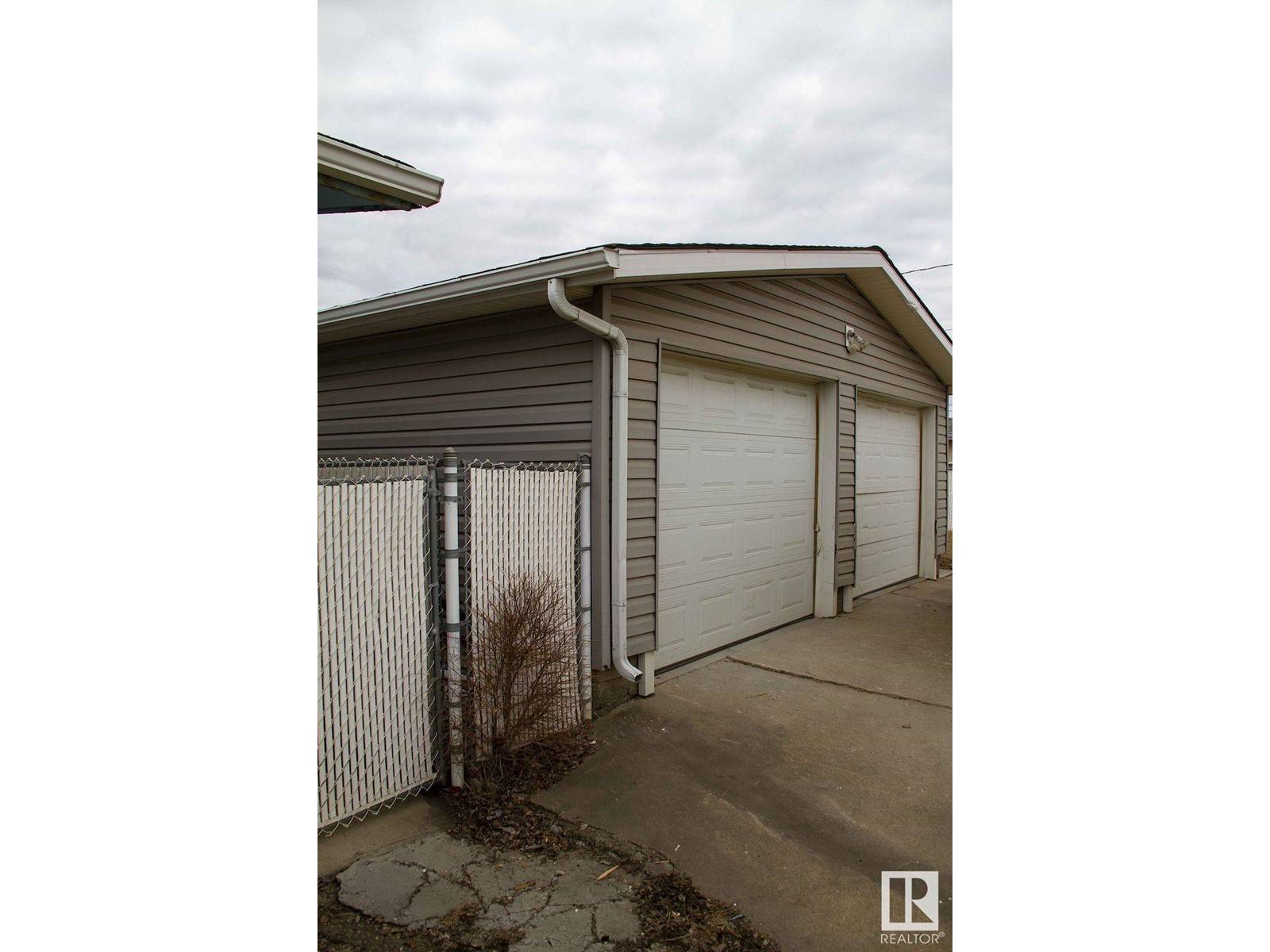 Edmonton, AB T5P0B2,16805 95 AV NW