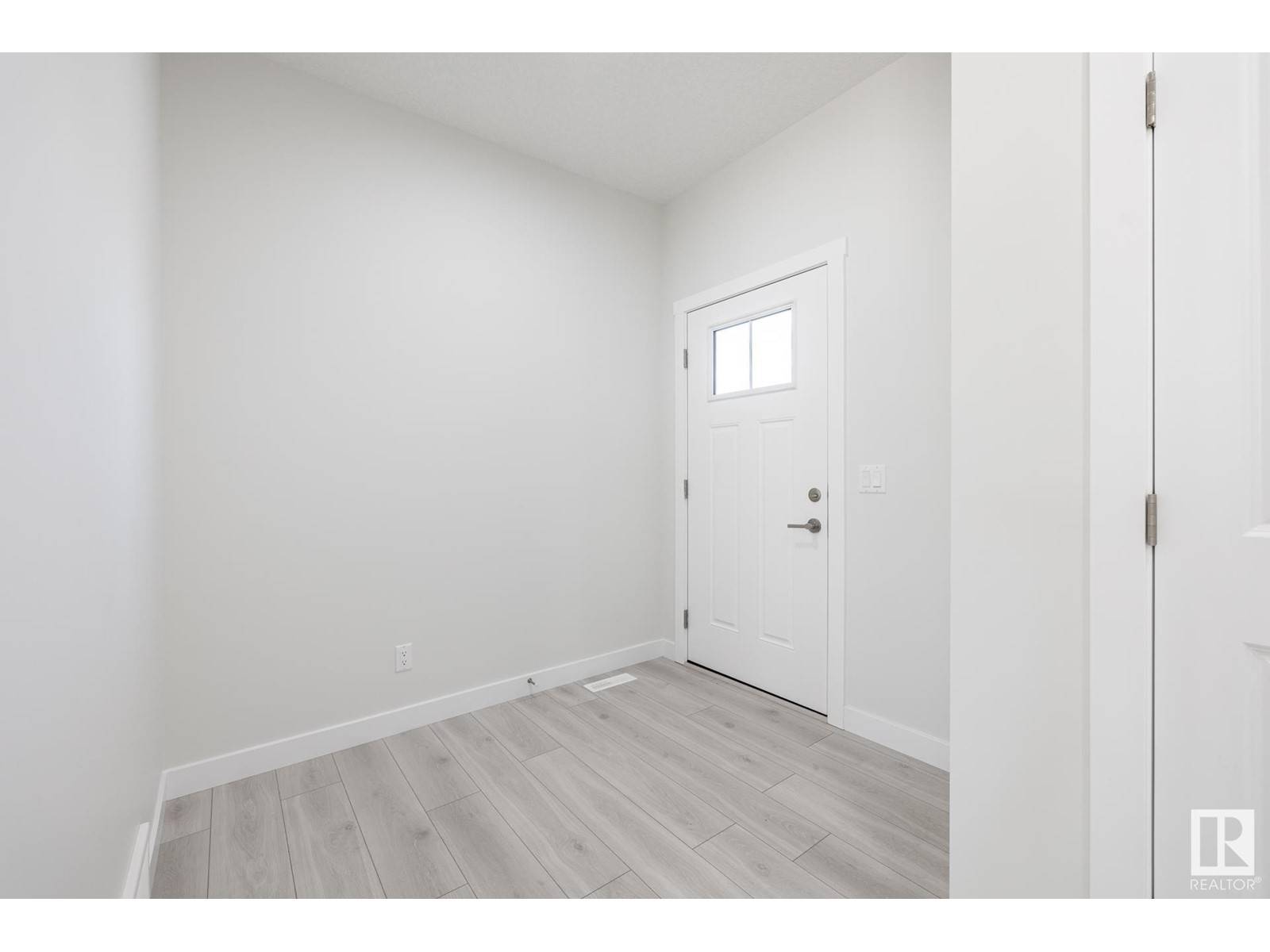 Edmonton, AB T6M3B5,4111 208 ST NW