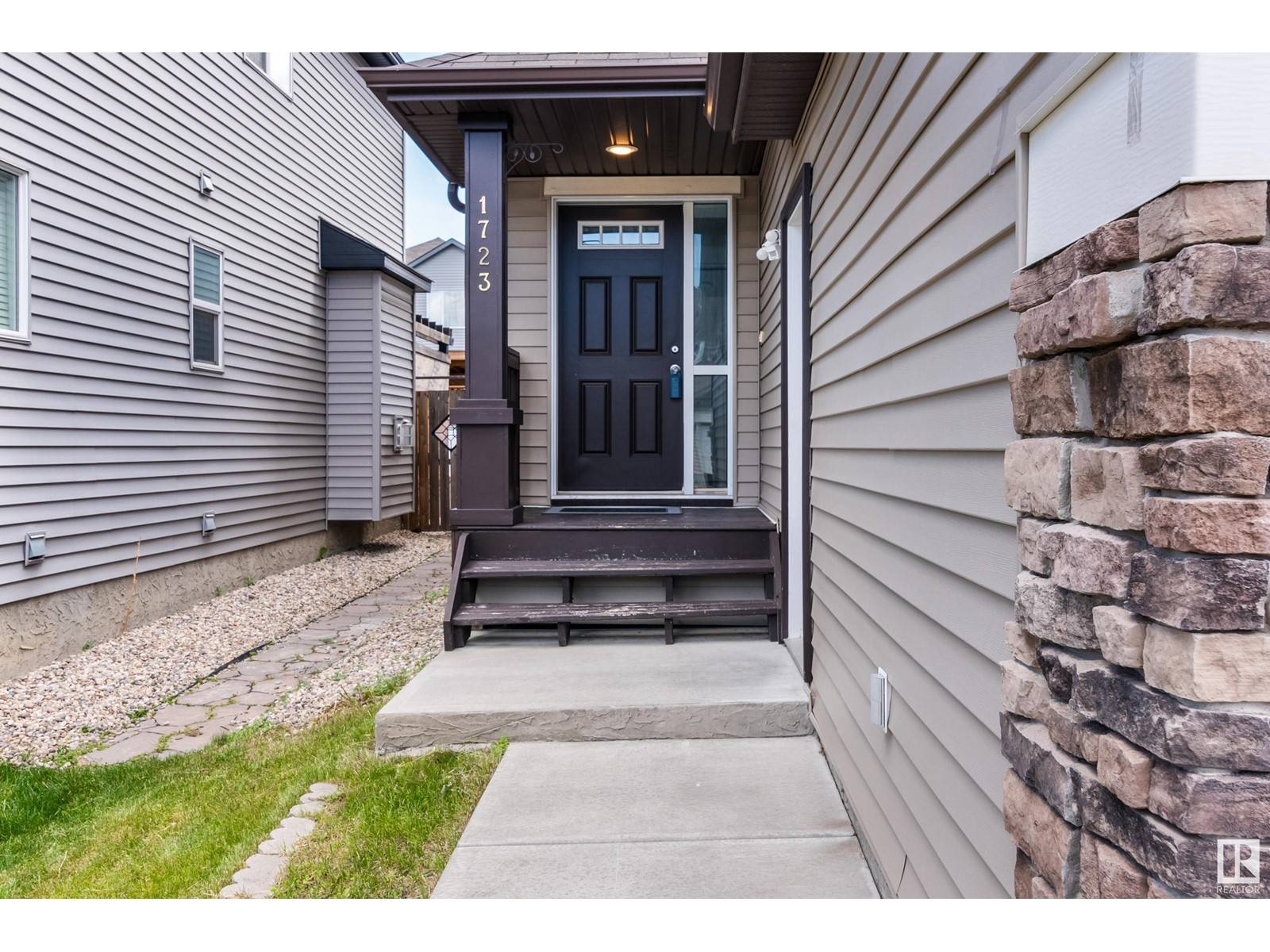 Edmonton, AB T6X0W3,1723 61 ST SW