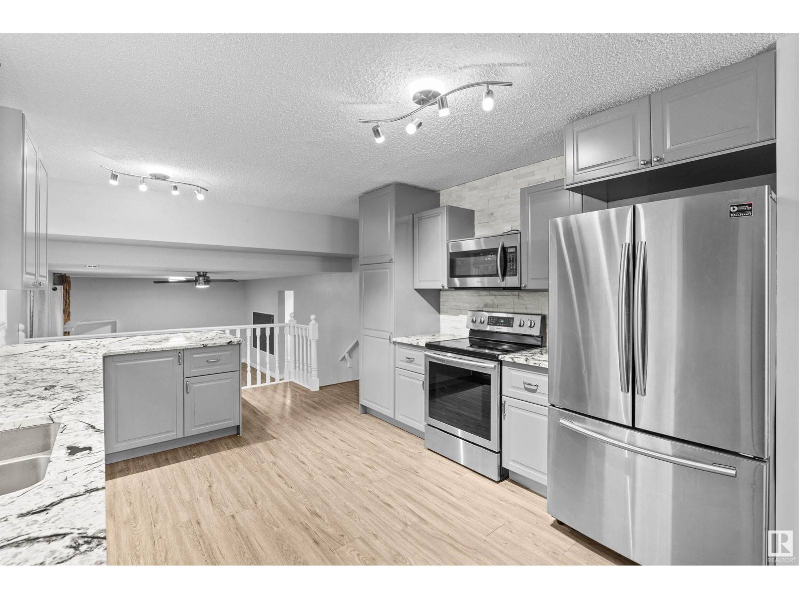 Edmonton, AB T5X1B2,11428 148 AV NW