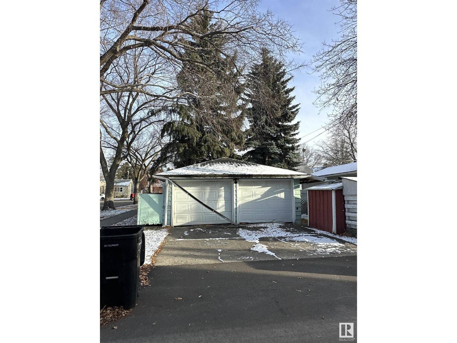 Edmonton, AB T6H2W3,6928 106 ST NW