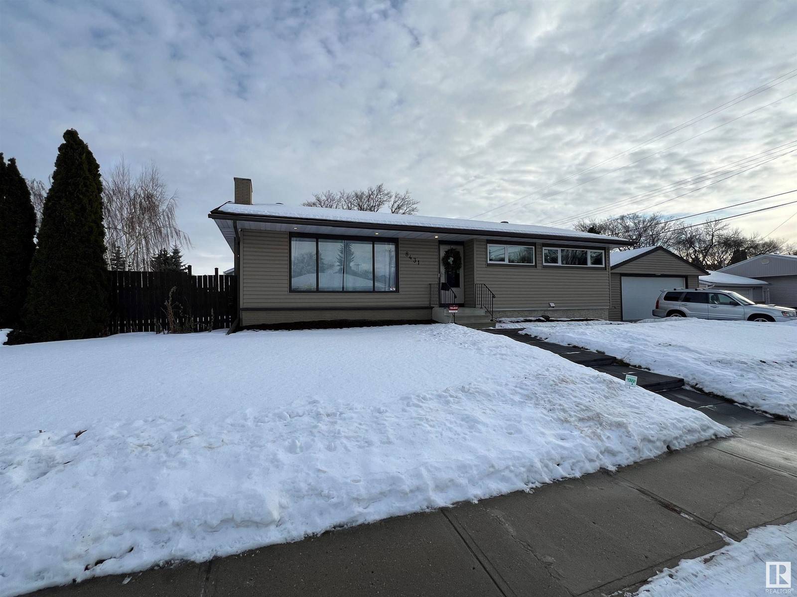 Edmonton, AB T5R1L4,8431 152 ST NW