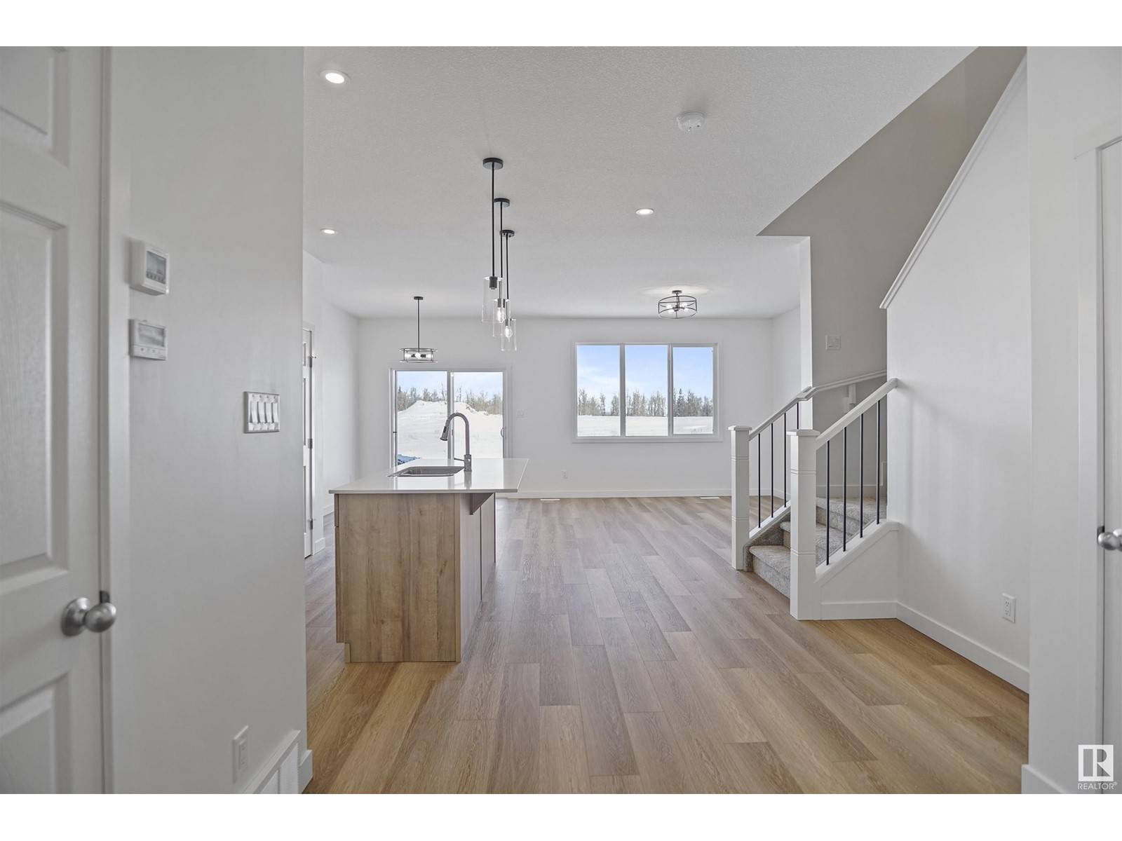 Edmonton, AB T5Y4G4,4628 177 AV NW